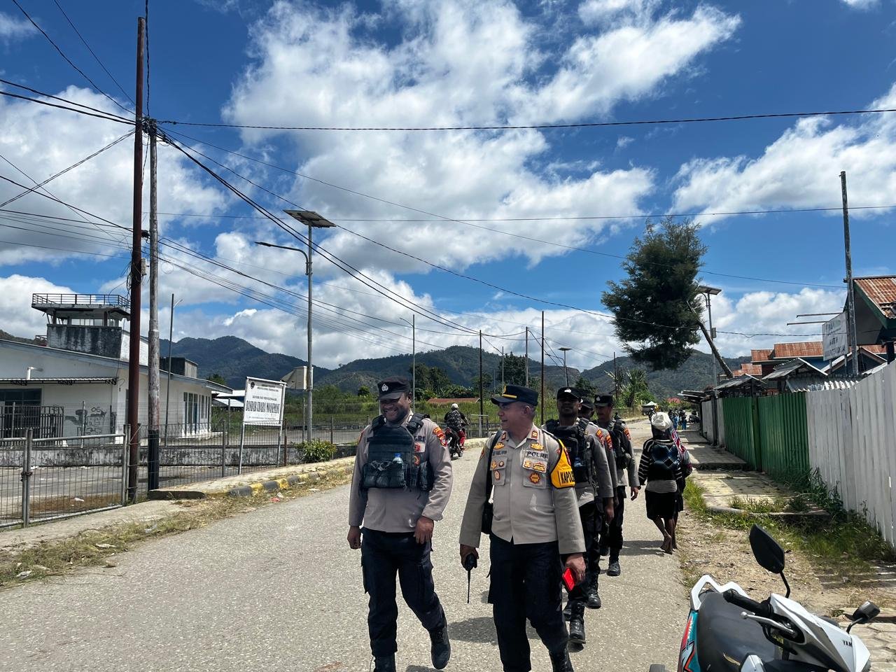 Langkah Awal Kapolsek Moanemani: Patroli Pasar dan Dialog dengan Mama Papua