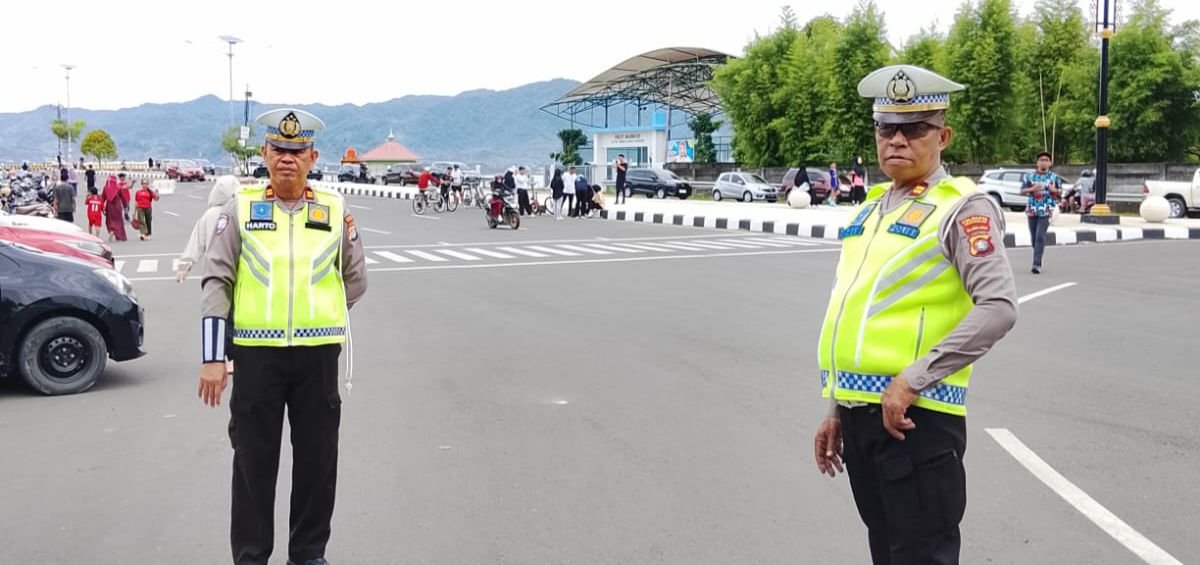 Libur Bagi Warga, Bertugas untuk Negeri: Polisi Tetap Siaga Amankan Lalu Lintas Mamuju di Hari Minggu