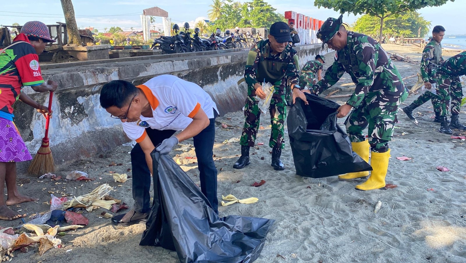 Respons Arahan Presiden, Yonif TP 804/DBAY Terlibat Pembersihan Pantai Nabire