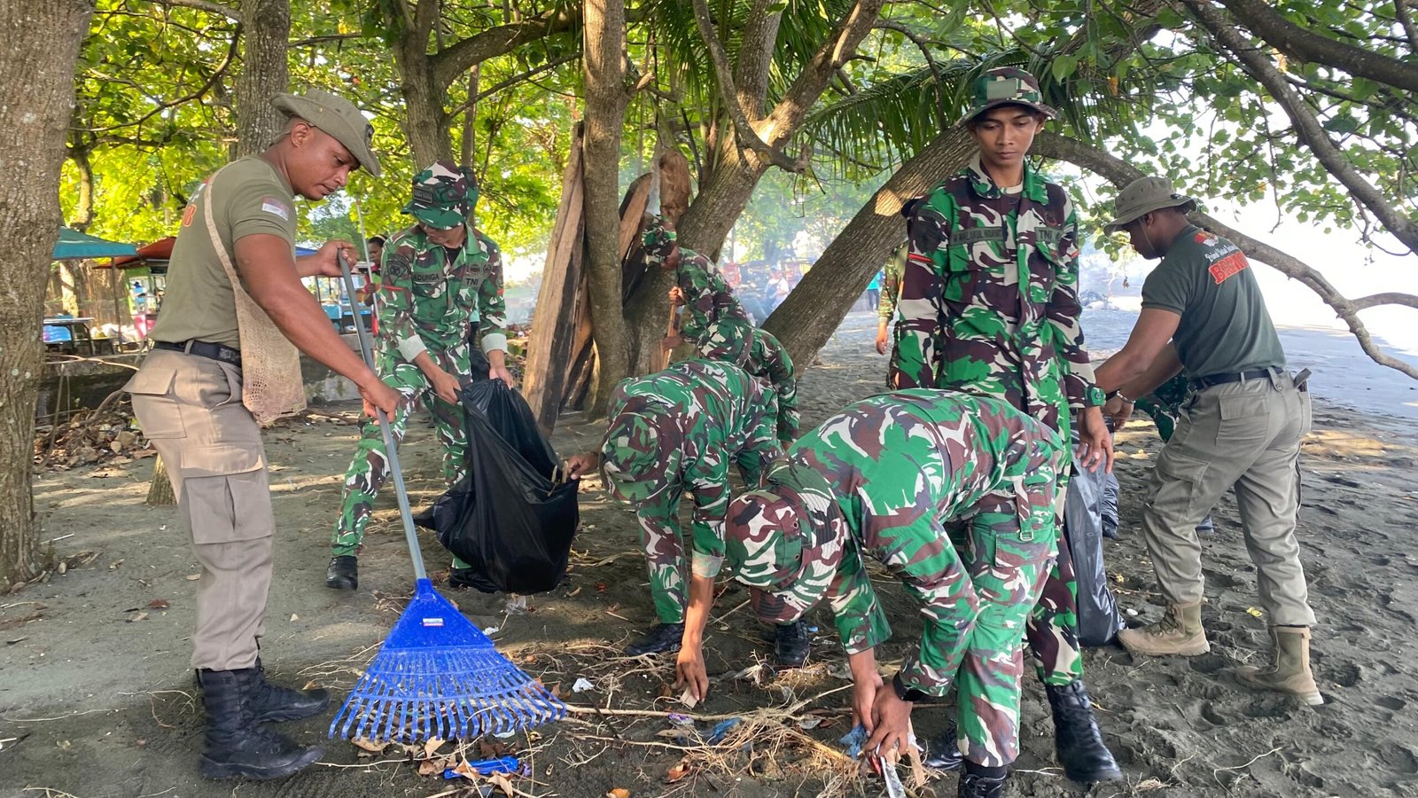 Respons Arahan Presiden, Yonif TP 804/DBAY Terlibat Pembersihan Pantai Nabire