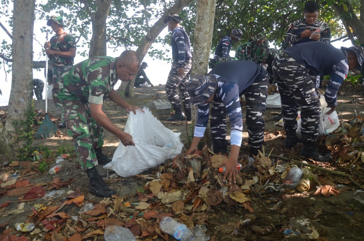 Instruksi Presiden Prabowo Dijawab Aksi Nyata, Lanal Nabire Bersihkan Pantai Bersama TNI dan Warga