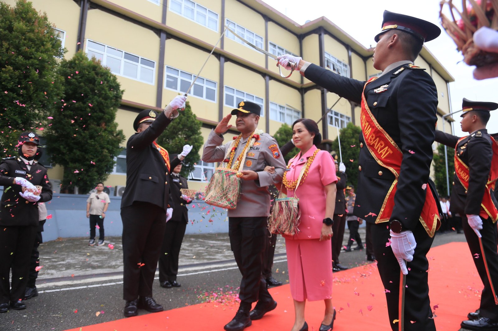 Alfed Papare Resmi Jabat Kapolda Papua Barat: Lanjutkan Prestasi Senior, Perkuat Sinergi Keamanan Daerah.