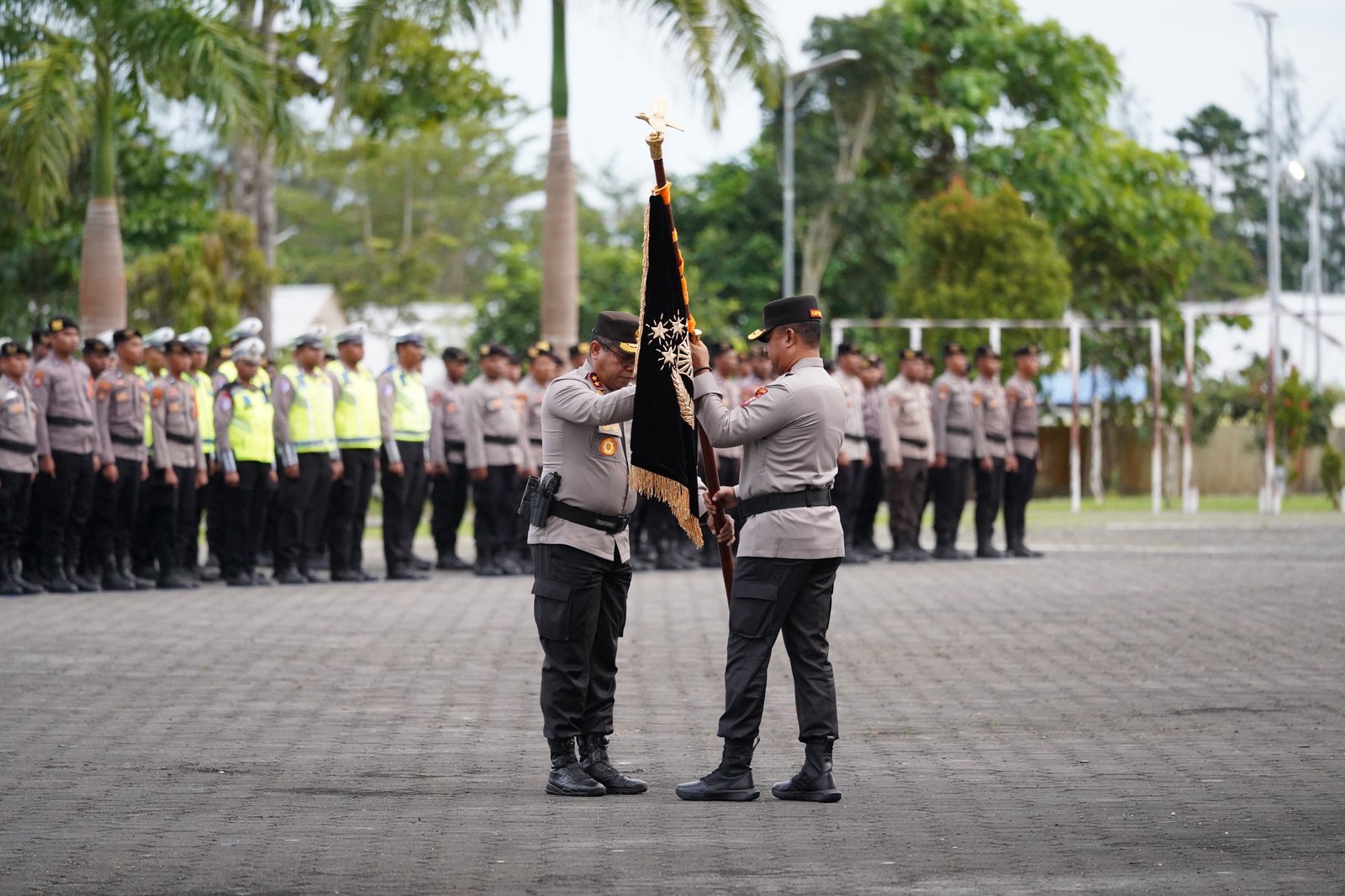 Tongkat Komando Berganti: Polda Papua Barat Sambut Kapolda Baru, Irjen Johnny Isir Dilepas ke Mabes Polri