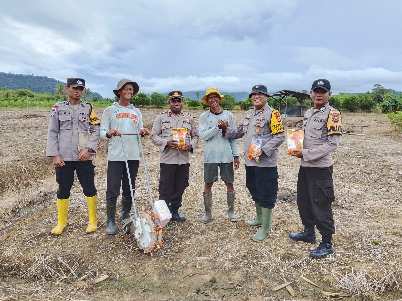 Polsek Makimi Dampingi Petani Tanam Jagung, Perkuat Program Ketahanan Pangan Nasional di Papua Tengah