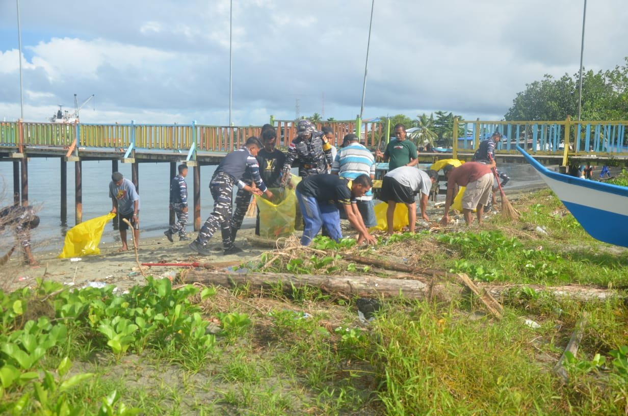 Pantai Labani Dibersihkan, Pesan Kuat dari Lanal Nabire: Lingkungan Bukan Sekadar Seremonial