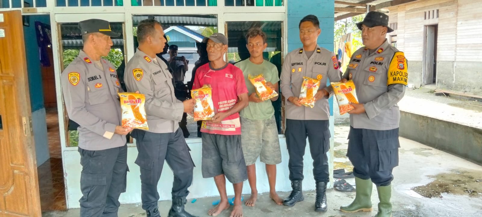SDM Polda Papua Tengah Serahkan 13 Paket Bibit Jagung ke Petani Makimi, Dorong Ketahanan Pangan dari Kampung