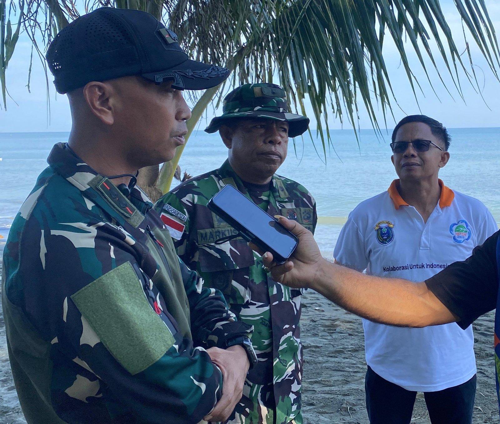 TNI/Polri, Dinas LH Pemkab Nabire dan Masyarakat Gelar Aksi Bersih Pesisir Pantai, Tindak Lanjut Instruksi Presiden Prabowo