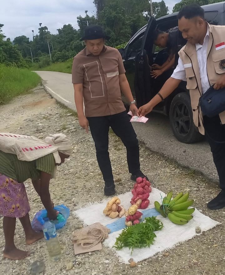 VIRAL! Marsel Asyerem Borong Dagangan Mama Papua di Nabire: “Saya Ingin Api Tungku Mereka Tetap Menyala”