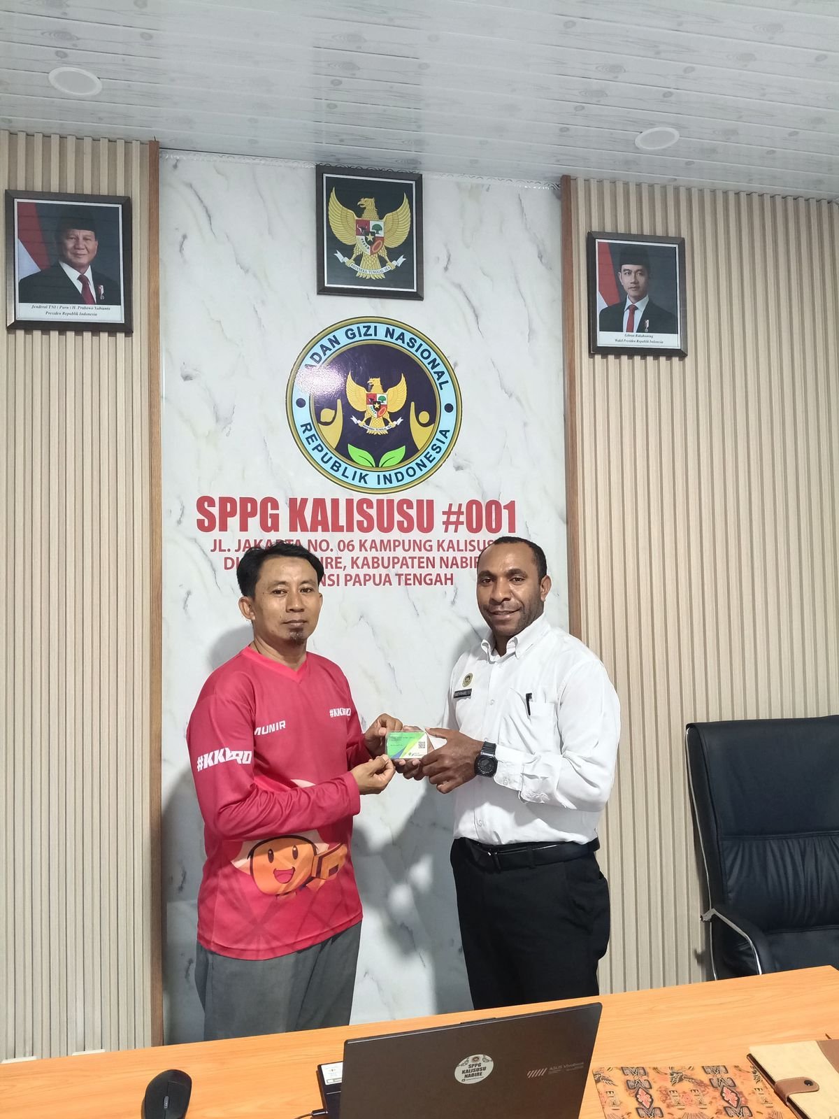 Kepala SPPG Kalisusu 001 Tak Hanya Pastikan MBG Lancar, Yameth Pahabol Serahkan Kartu BPJS ke Pekerja OAP dan Non-OAP