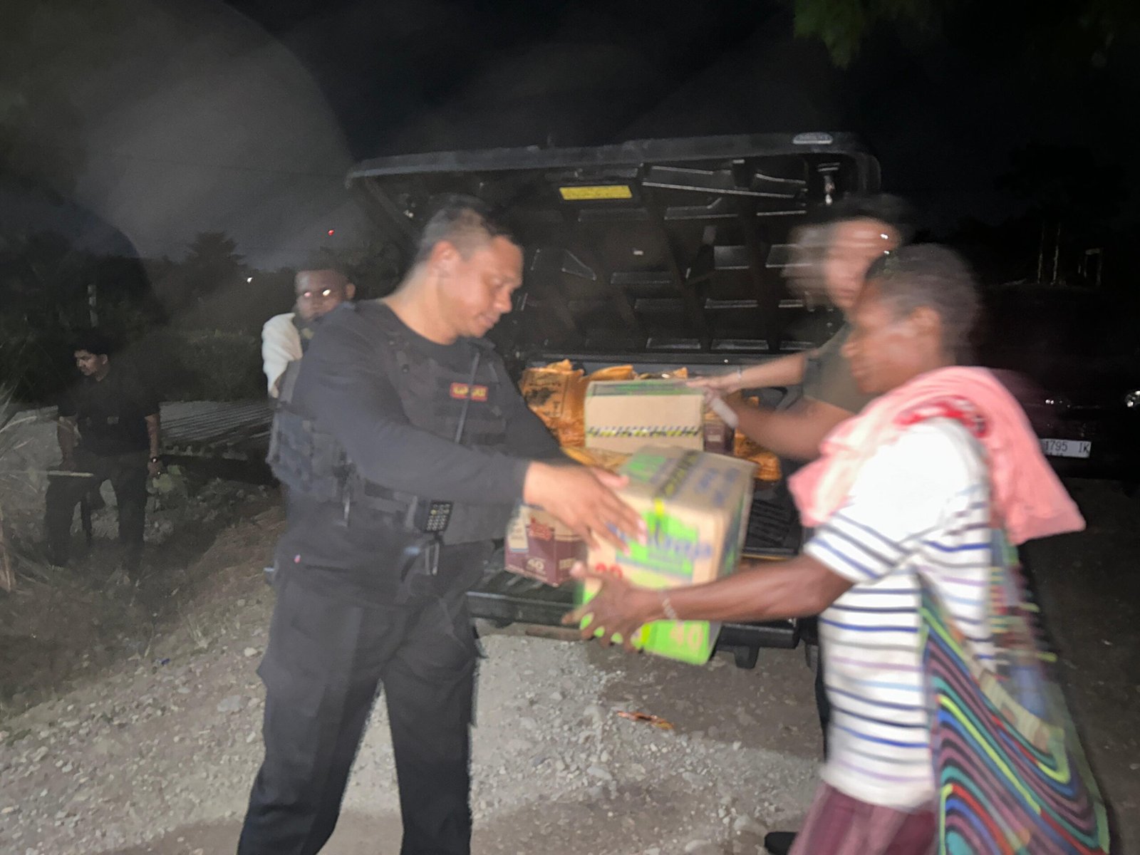 Pengungsi Kali Harapan Dapat Bantuan Malam Hari, Kapolres Nabire Turun Langsung Salurkan Sembako
