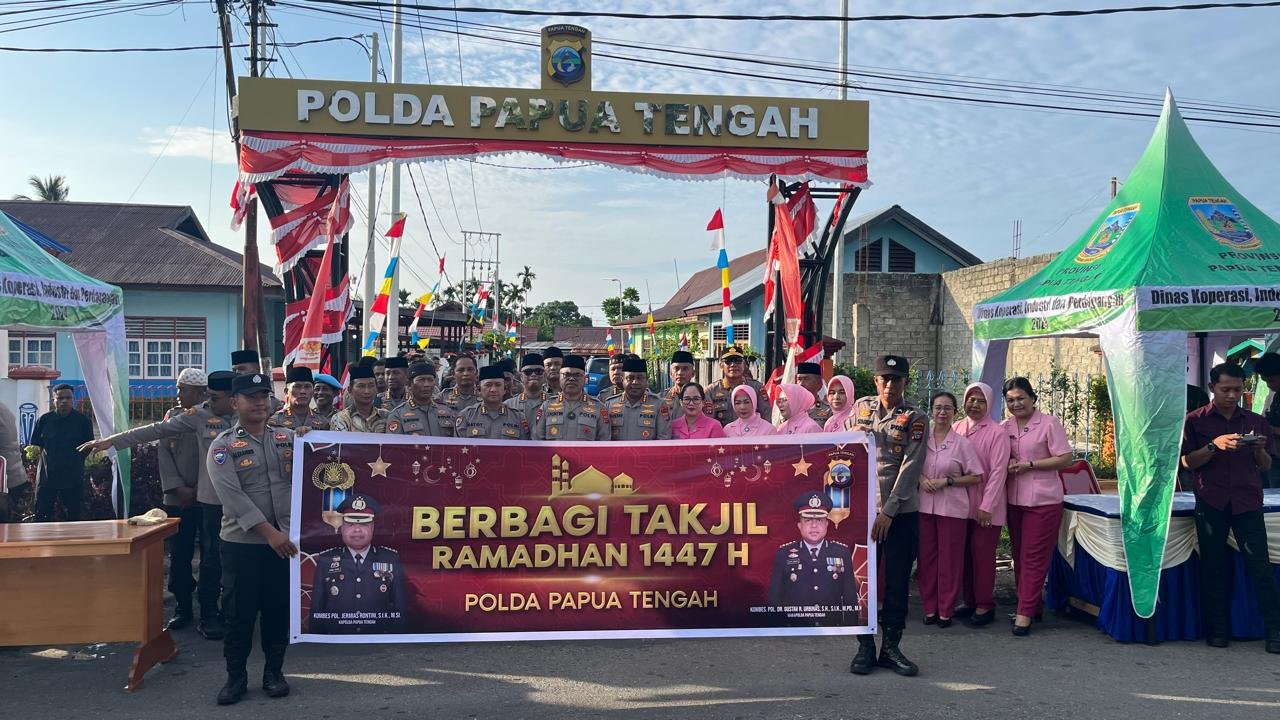 Kapolda Papua Tengah Bagi Takjil di Nabire, Singgung Ancaman AK hingga Progres SPBG