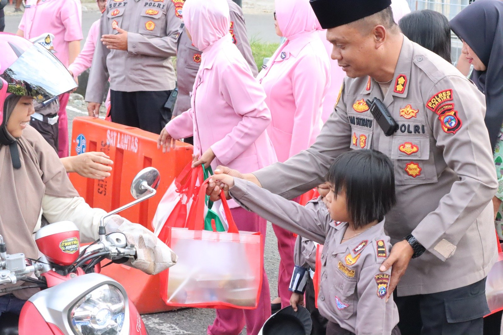 Kapolres Nabire AKBP Samuel Tatiratu Turun ke Jalan, Bagikan Takjil Bersama Bhayangkari dan Siswa Kemala Bhayangkari