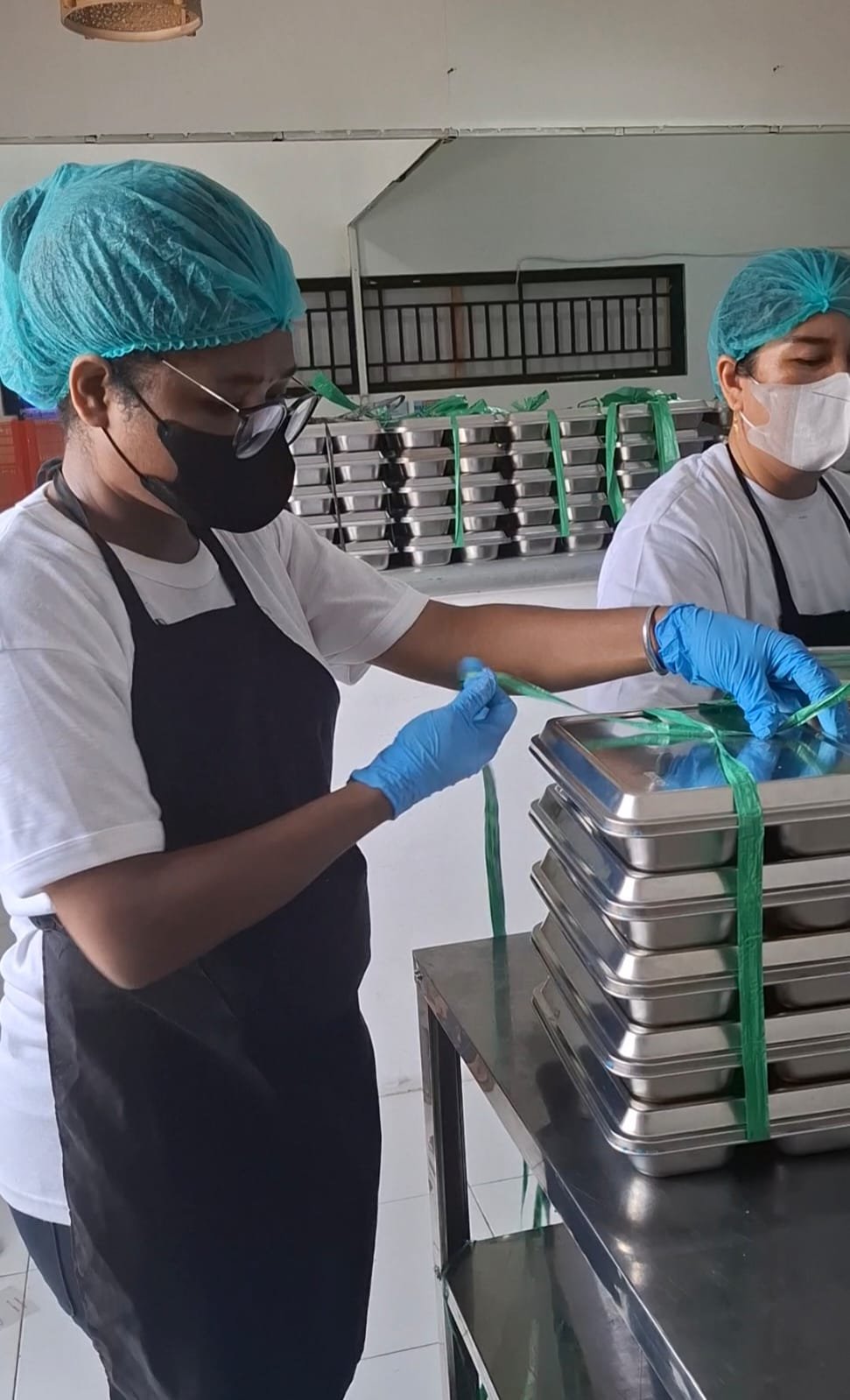 Cerita dari Dapur SPPG Kalisusu 002, MBG Di Nabire: Mama-Mama Papua Gesit Ikat Ompreng, Distribusi Makanan ke Sekolah Jadi Kilat