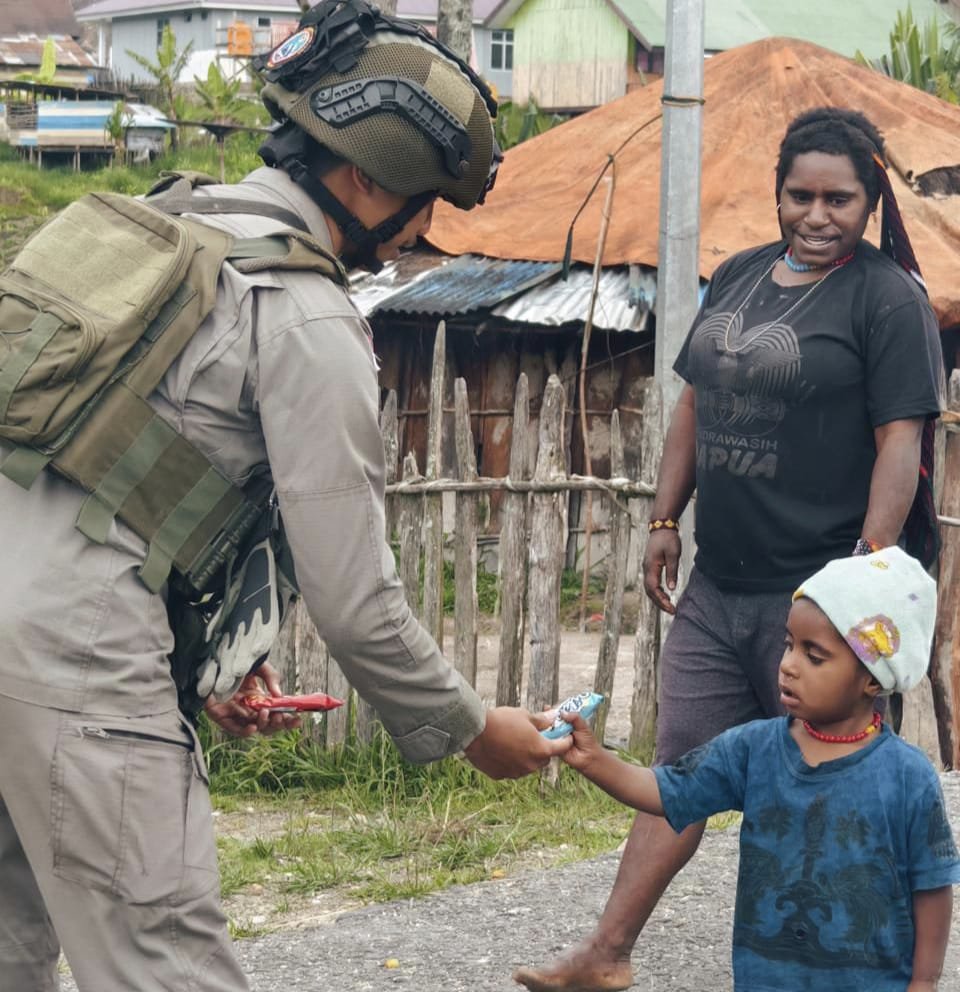 Satgas Damai Cartenz Patroli Humanis di Sinak, Seraya Sapa Warga hingga Canda Tawa Bersama Anak-anak