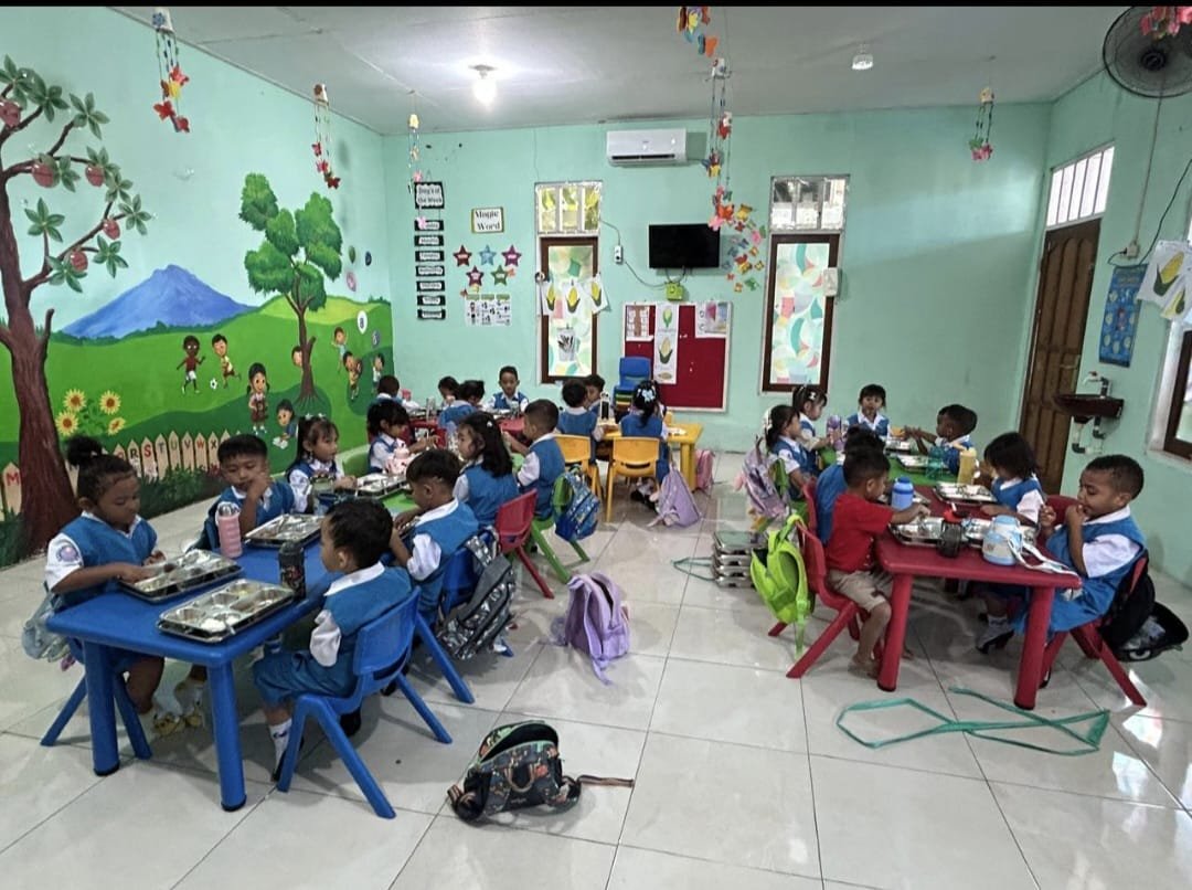 Tetap Belajar di Kala Sekolah Lain Libur, 221 Anak TK Shekinah Glory, Terima MBG