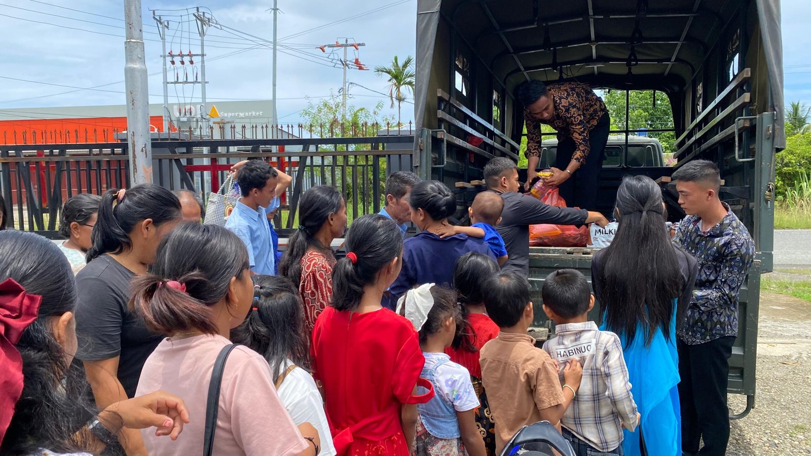 Yonif 804/DBAY Turun ke Jalan hingga Gereja di Nabire, Tebar Berkah Ramadan dan Solidaritas Lintas Iman