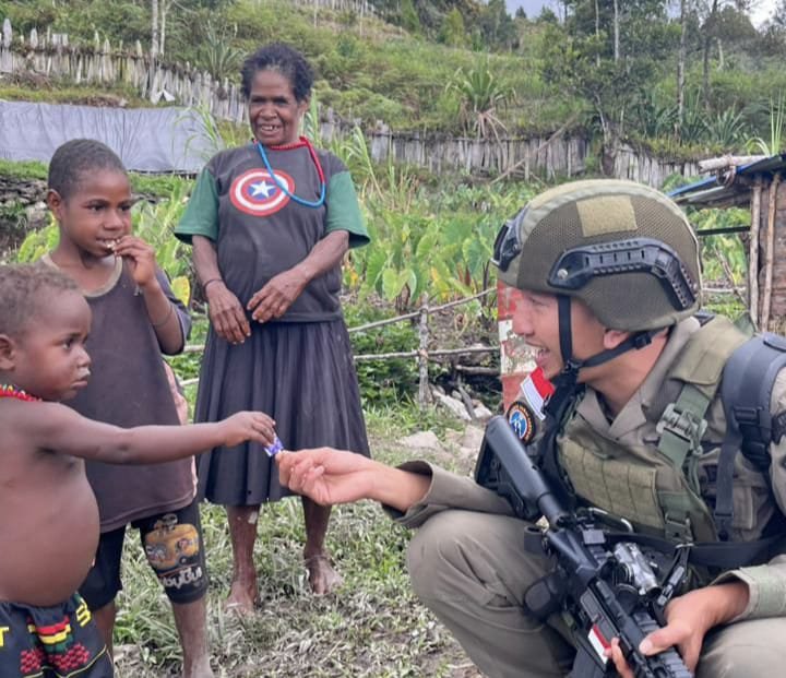 Sentuh Hati Warga Sinak, Satgas Damai Cartenz Bangun Kepercayaan Lewat Tawa Anak-anak di Tengah Konflik