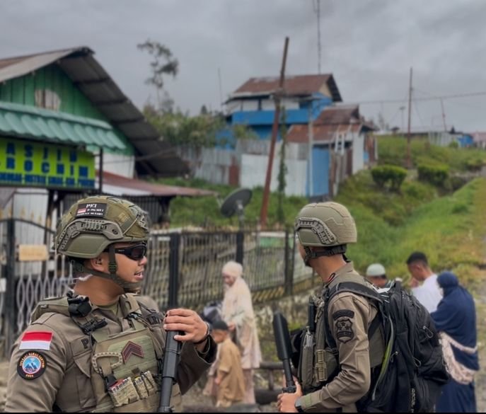 Idul Fitri di Sinak Kondusif, Aparat Turun Langsung Amankan Ibadah hingga Pasar. Warga Merasa Lebih Tenang