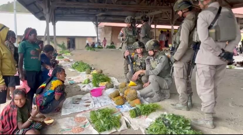 Patroli Tak Biasa di Sinak: Saat Aparat Borong Dagangan Mama-Mama Papua, Ekonomi Lokal Ikut Bergerak