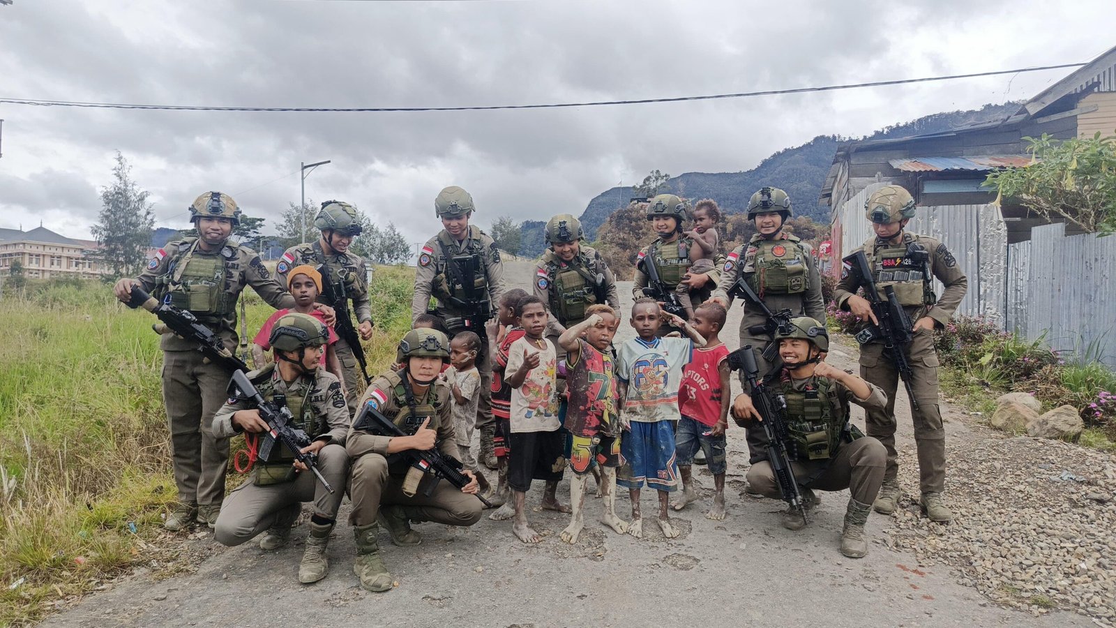 Patroli Satgas Damai Cartenz di Intan Jaya: Dekati Warga Sugapa, Anak-anak Masih Ada yang Ragu