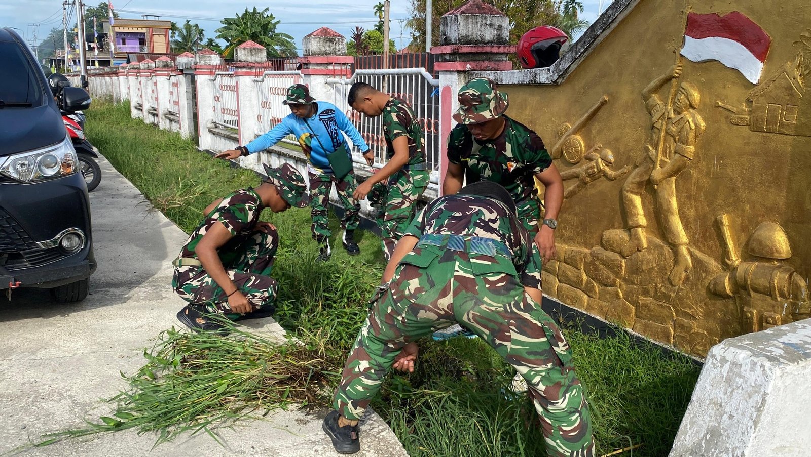 Aksi Nyata TNI di Nabire: Yonif 804/DBAY Turun Tangan Bersihkan TMP, Hormati Jasa Pahlawan dengan Karya Bhakti