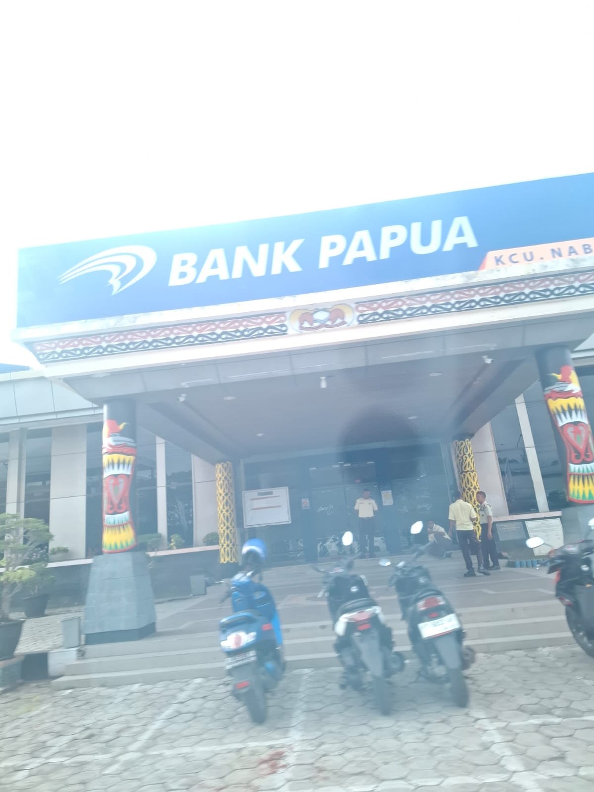 “Dikejar Waktu ke Bandara, Nasabah ‘R’ Kecewa Berat: Pelayanan Bank Papua Dinilai Tak Adil dan Minim Empati”