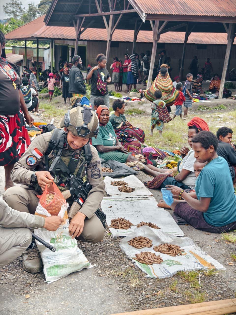Gaya Baru Ops Damai Cartenz di Papua: Belanja di Pasar, Bangun Kepercayaan dari Hal Sederhana