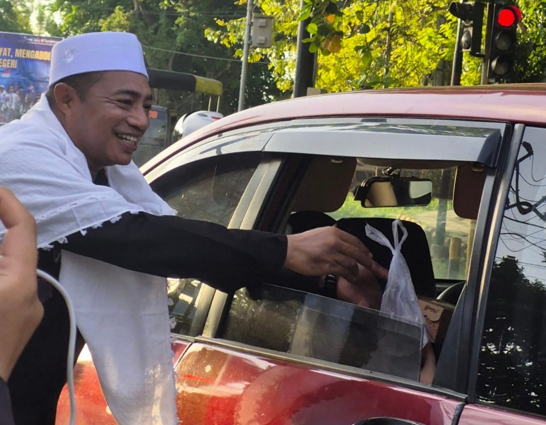 Brimob Biak Bagi-Bagi 1.100 Takjil di Simpang Dolog, Warga Antusias Sambut Aksi Ramadhan