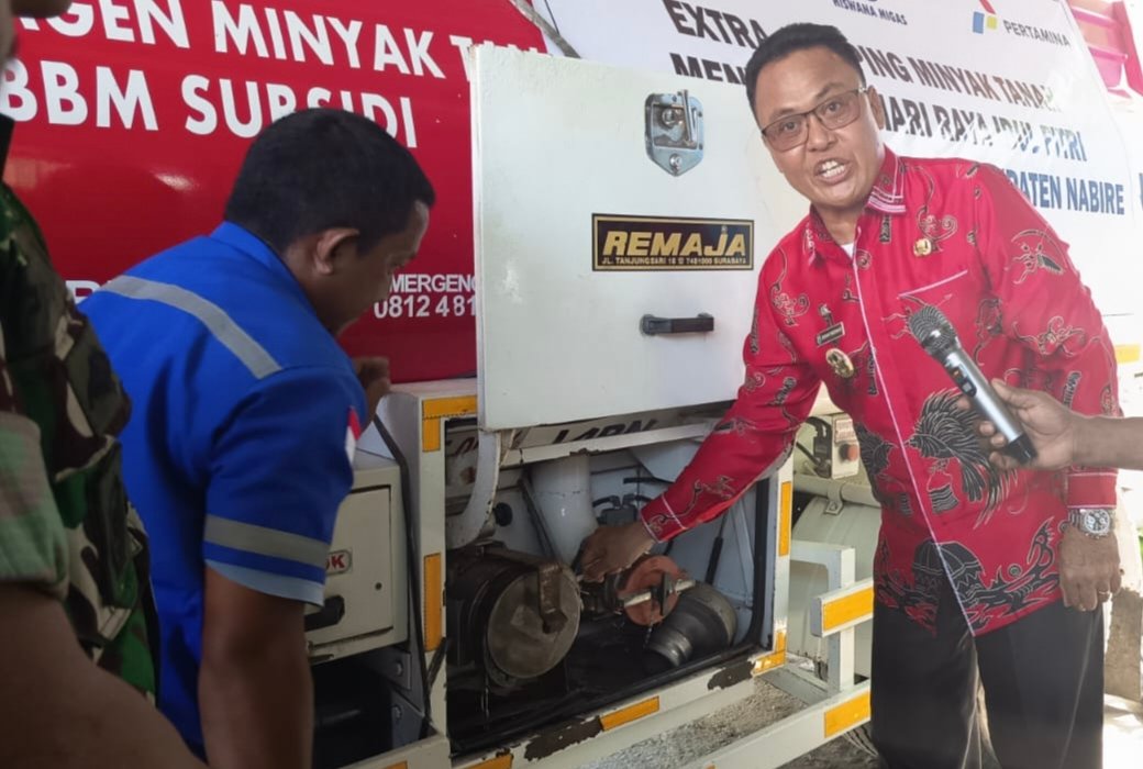 Minyak Tanah Diserbu Warga di Nabire, Wabup Burhanuddin Pawennari Buka Segel Penjualan 5.000 Liter Jelang Idul Fitri