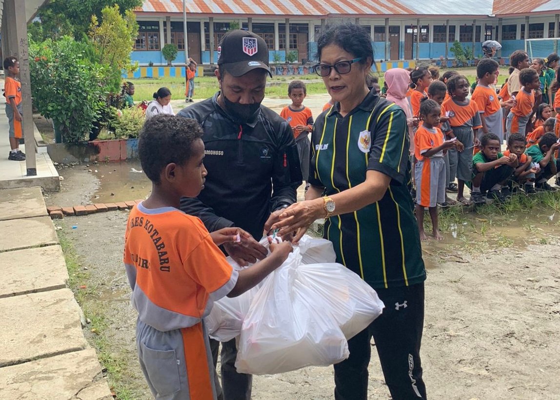 Program MBG Special Sambut Lebaran, SPPG Kalisusu 001 Serahkan Paket Simbolis ke Dua Sekolah di Nabire