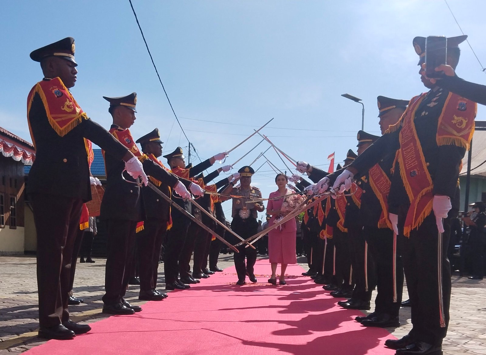 Pedang Pora Sambut Kapolda Baru, Brigjen Jermias Rontini Resmi Pimpin Polda Papua Tengah