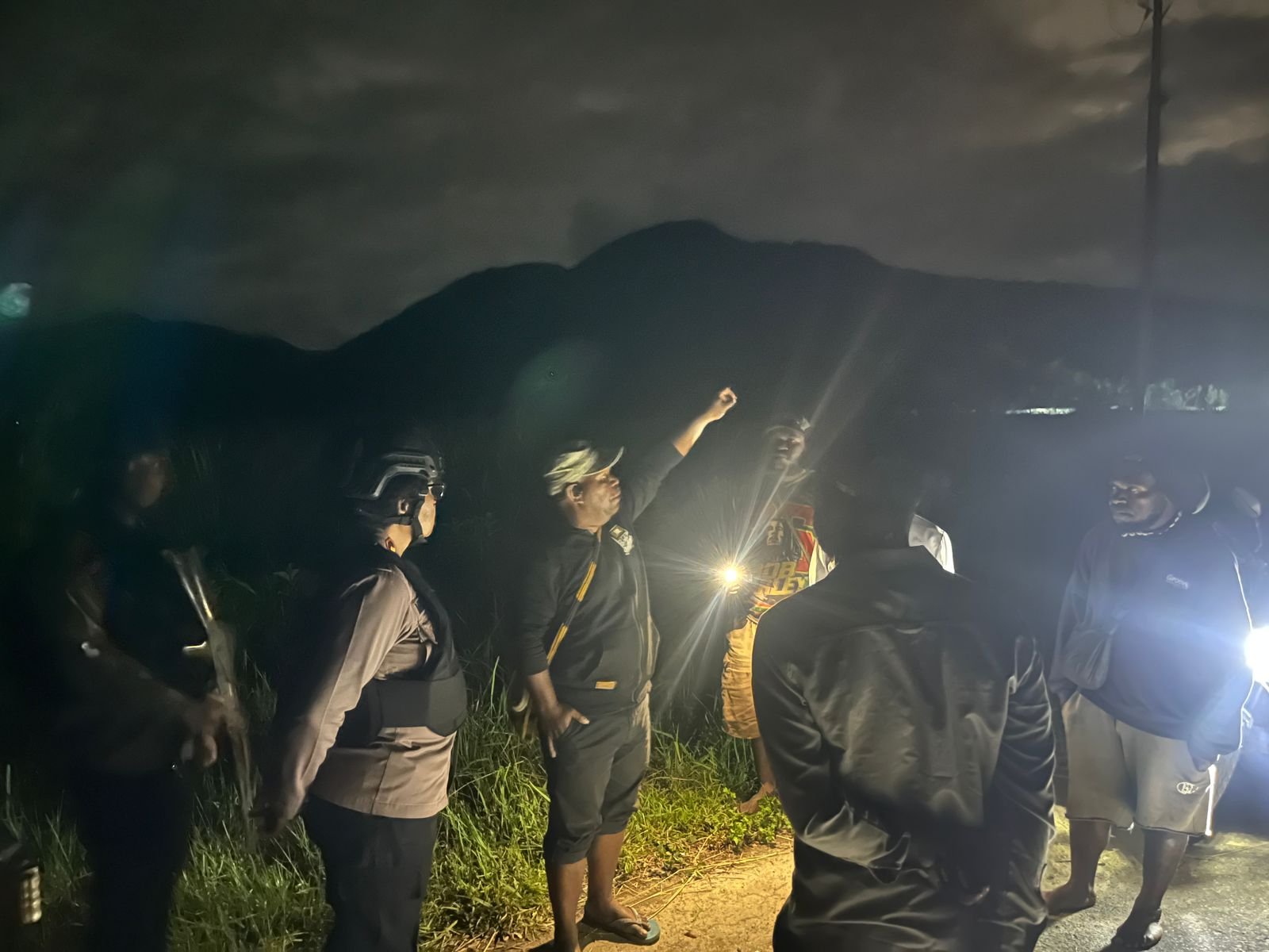 Dialog Humanis Polisi Redam Ketegangan di Dogiyai, Palang Jalan Dibuka Bertahap