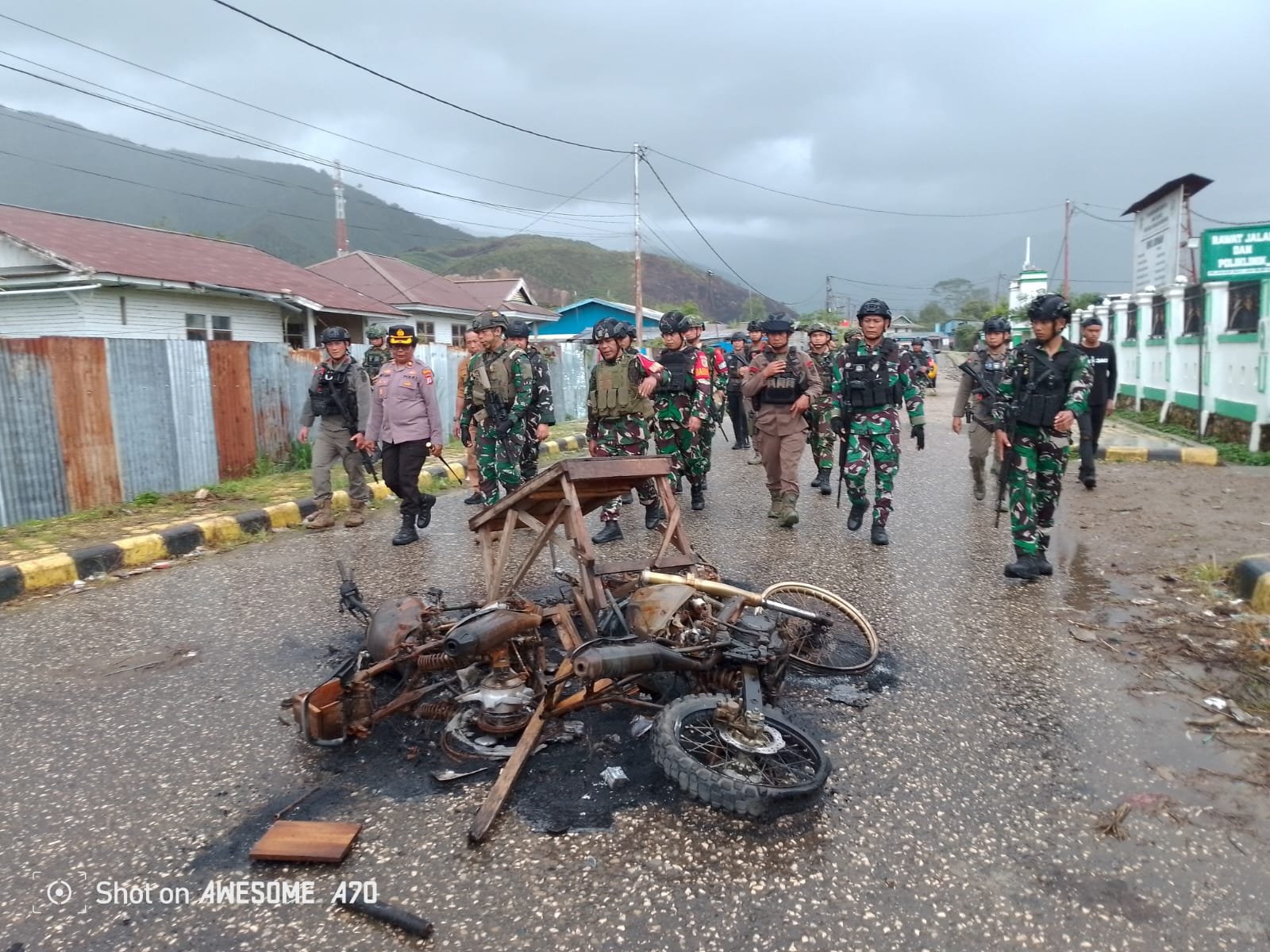 TNI–Polri Turun Tangan di Dogiyai Usai Pembakaran, Aparat Sisir Lokasi dan Jaga Situasi Tetap Kondusif
