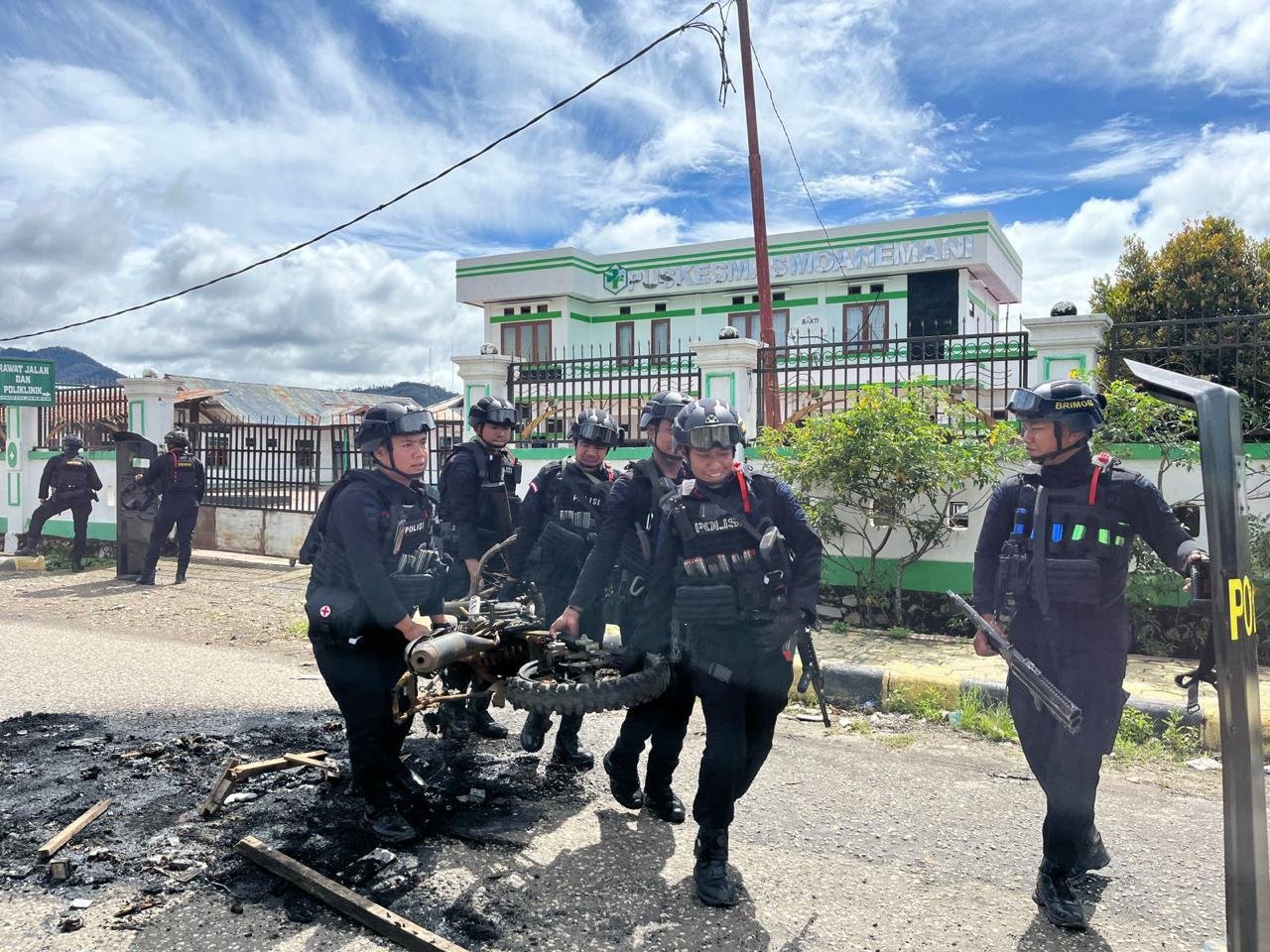 Brimob Turun Tangan, Wakapolres Pimpin Patroli di Kompas Pasar Dogiyai: Aktivitas Warga Tetap Aman Terkendali
