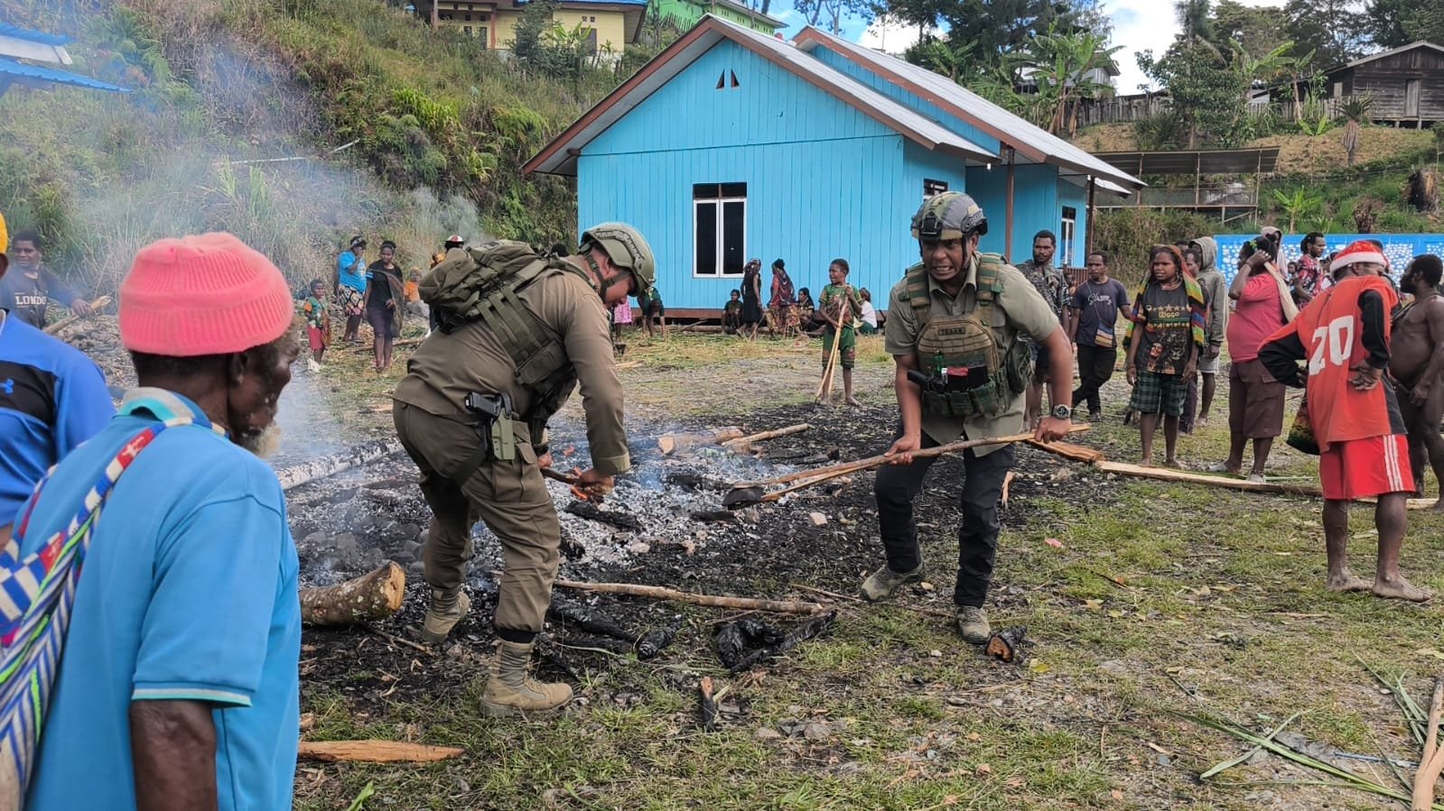 Aparat & Warga Melebur di Tradisi Bakar Batu Sugapa, Momen Humanis Satgas Cartenz Curi Perhatian