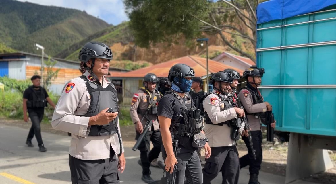 Patroli Jalan Kaki Dipimpin Langsung Kapolres, Situasi Dogiyai Berangsur Kondusif! Warga Sambut Positif Kehadiran Aparat