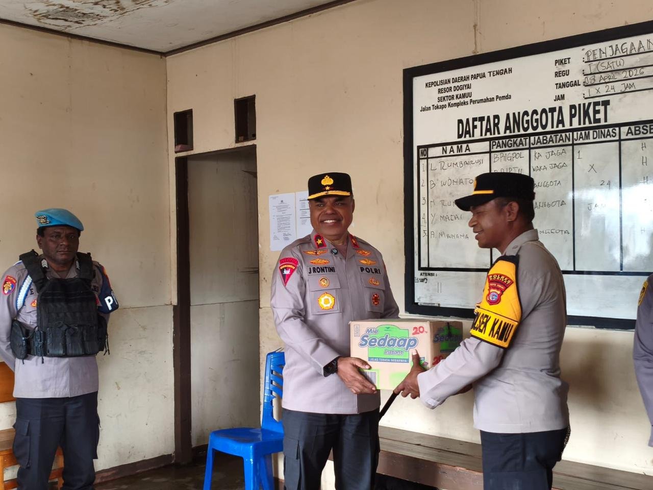 Kapolda Papua Tengah Turun Langsung ke Wilayah Rawan, Serahkan Bantuan Operasional untuk Perkuat Kinerja Polisi di Pedalaman