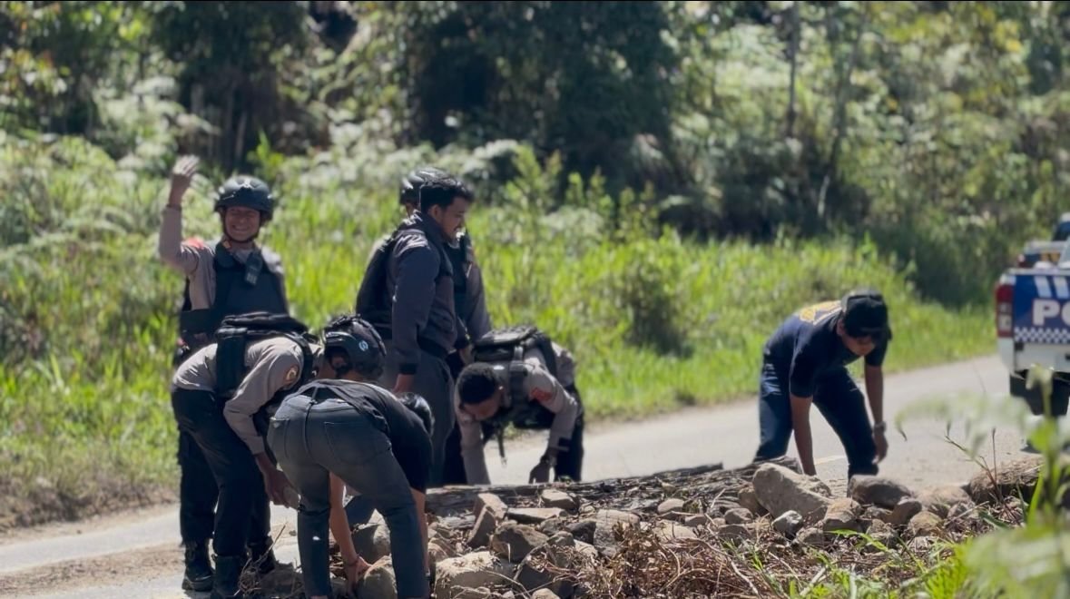 Akses Jalan Dipalang Batu-Kayu di Dogiyai, Polisi Turun Tangan Bersihkan Saat Patroli