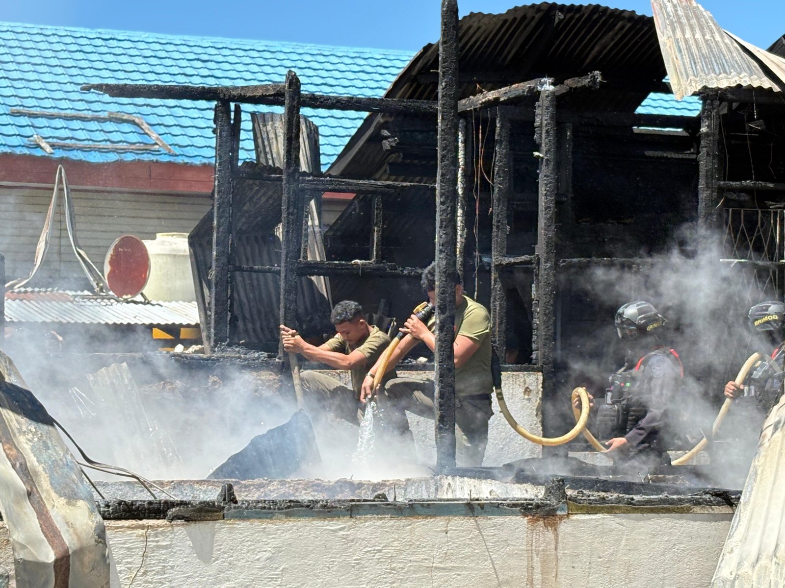 Kompor Meledak, Rumah Dinas di Dogiyai Ludes Terbakar: Sinergi Polisi & Warga Cegah Api Meluas