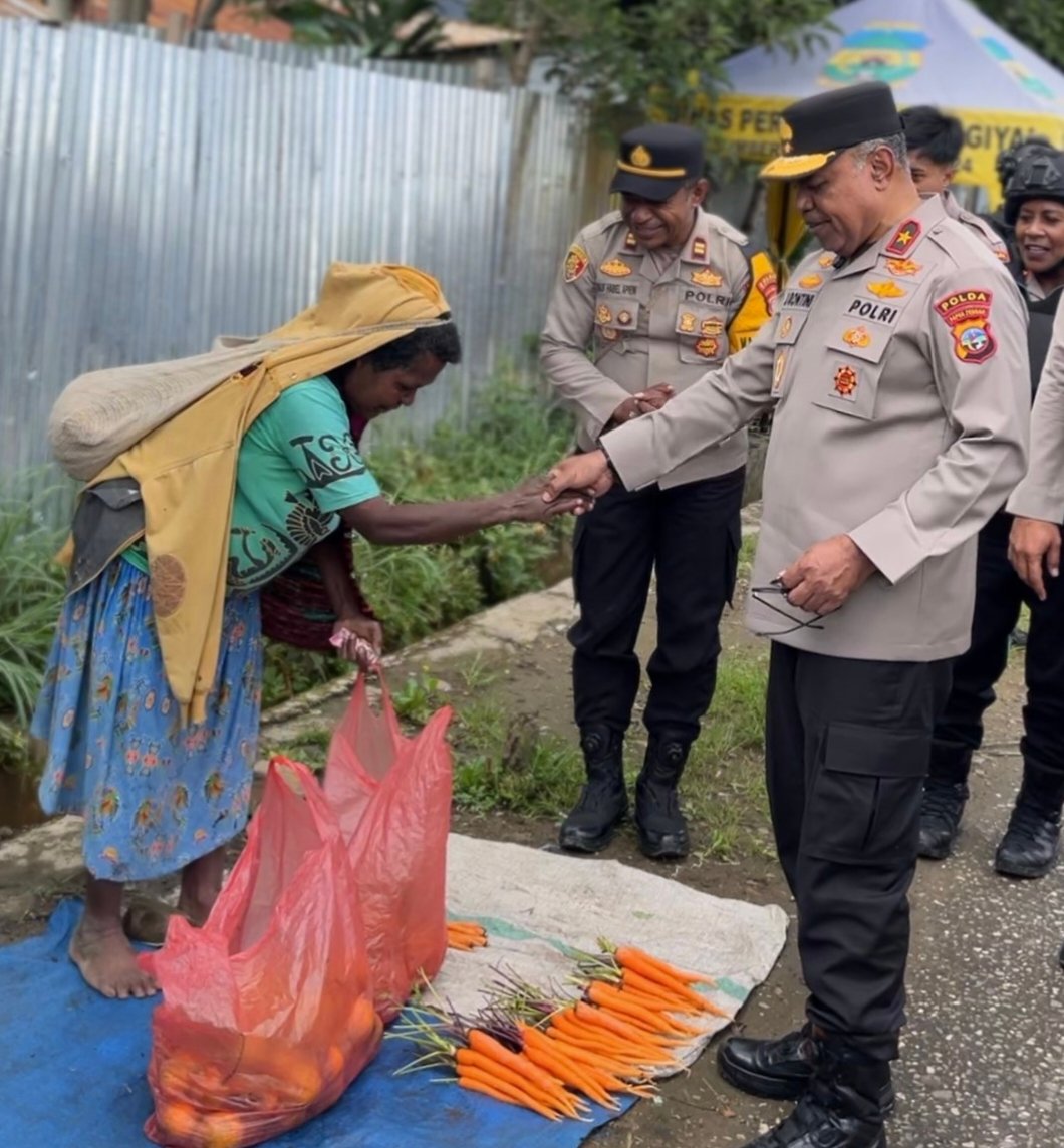 Aksi Humanis Kapolda Papua Tengah Borong Dagangan Mama-Mama Papua, Sentuh Hati Warga Dogiyai