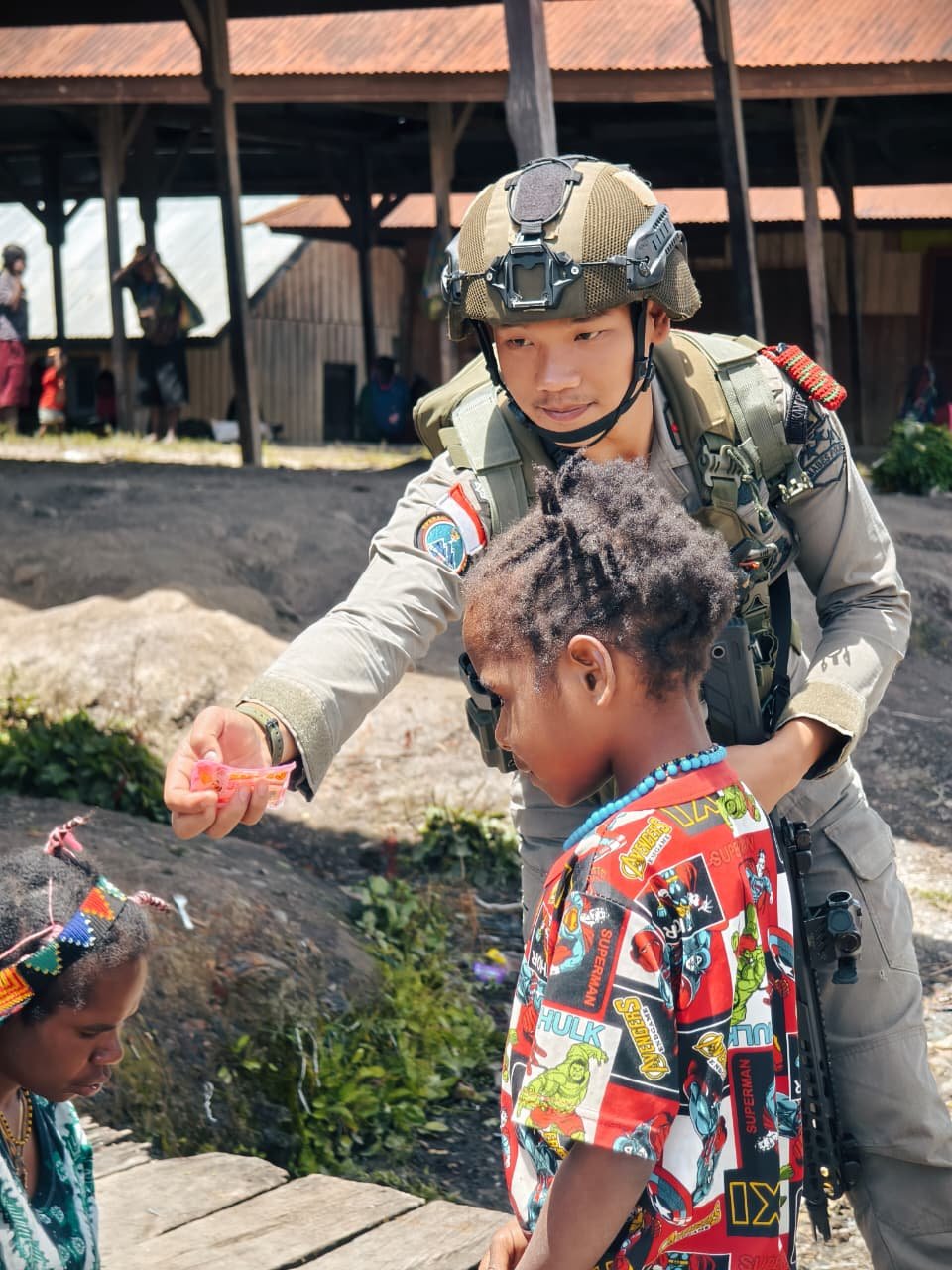 Patroli Humanis di Jantung Papua Tengah: Operasi Damai Cartenz 2026 Kawal Salat Jumat hingga Pantau Sinak dari Udara