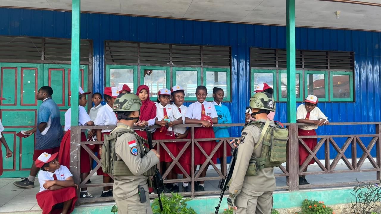 “Anak-anak Pegunungan Bintang Sambut Haru Polisi Datang ke Sekolah, Momen Satgas Damai Cartenz Ini Viral dan Banjir Apresiasi”