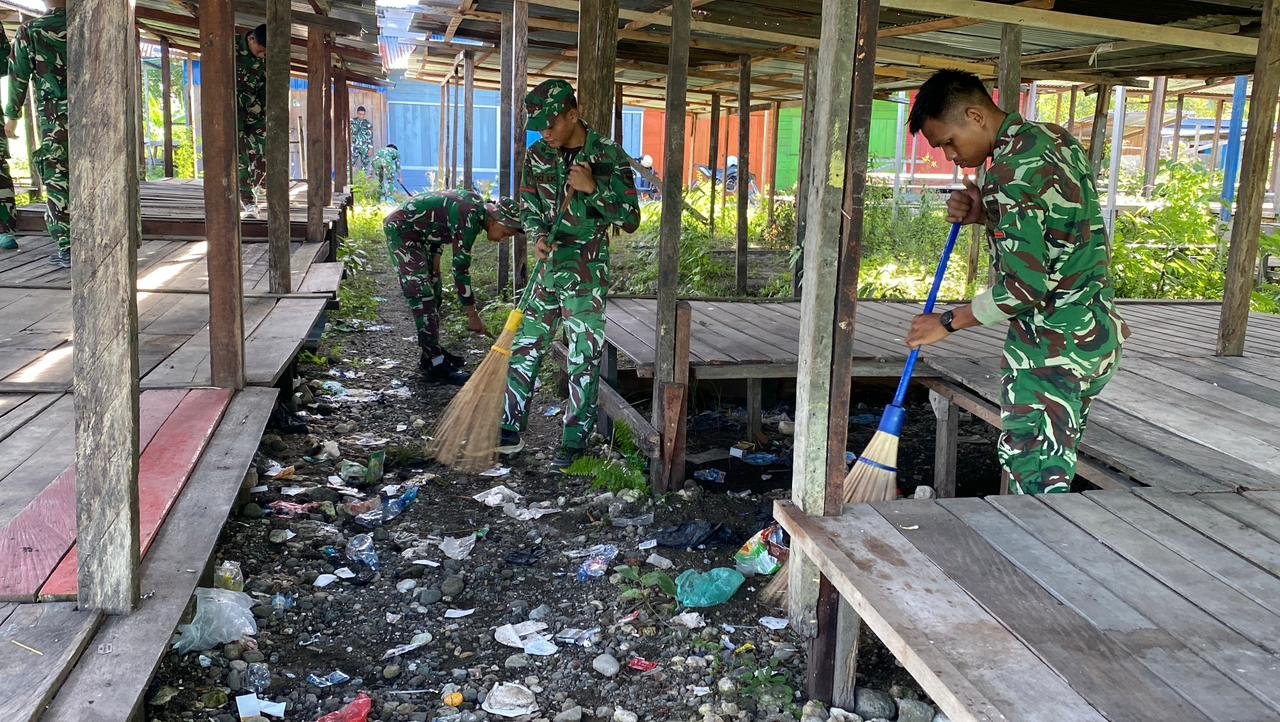 Pasar Kimi yang Semula Dipenuhi Rumput Liar Kini Bersih, Aksi Prajurit Yonif 804/DBAY Tuai Pujian Warga Nabire