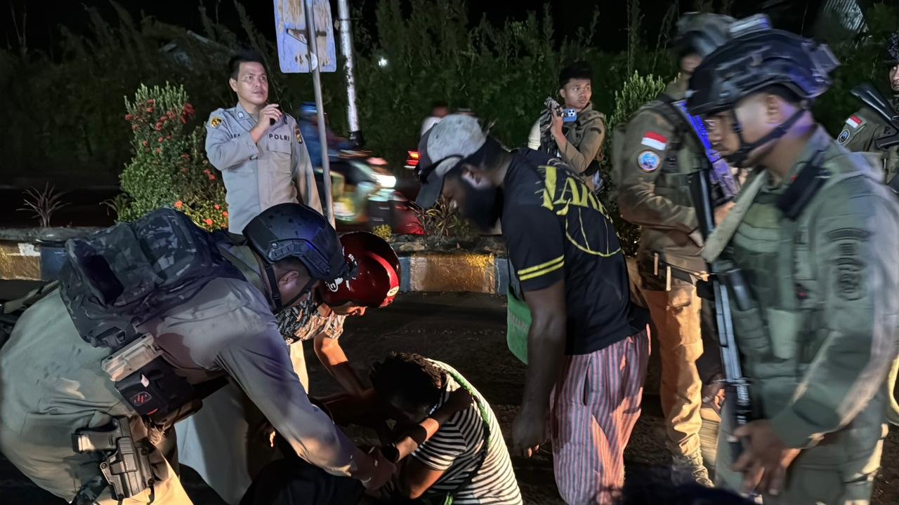 “Nobar Persipura Dijaga Ketat, Polres Nabire & Satgas ODC Bergerak Cepat Evakuasi Korban Kecelakaan di Nabire”