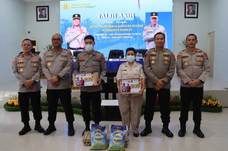 Kapolda Sulbar Sambangi Anggota Sakit Menahun di Mamuju, Beri Tali Asih dan Dukungan Moril yang Mengharukan