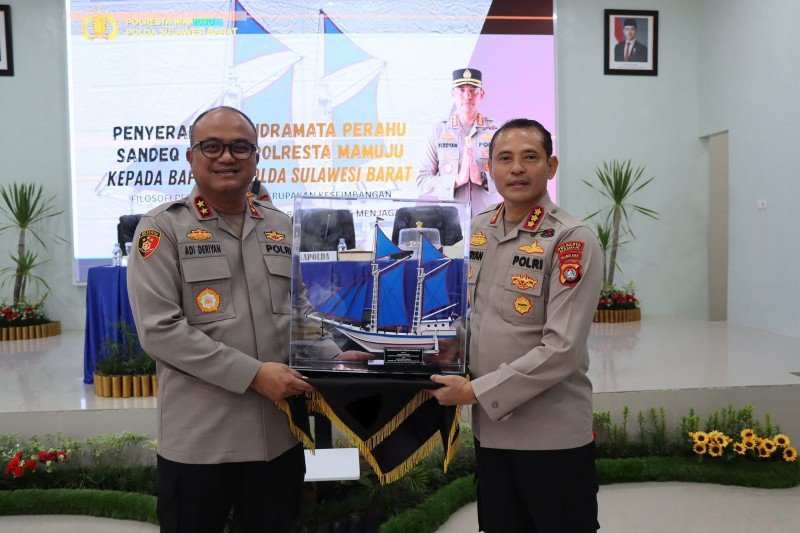 Kapolda Sulbar Dihadiahi “Perahu Mamuju”, Simbol Kepemimpinan dan Kejayaan Maritim Sulbar