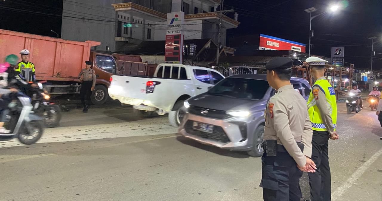 Malam-Malam Kota Mamuju Dijaga Ketat, Polisi Turun ke Jalan Urai Kemacetan di Titik Rawan
