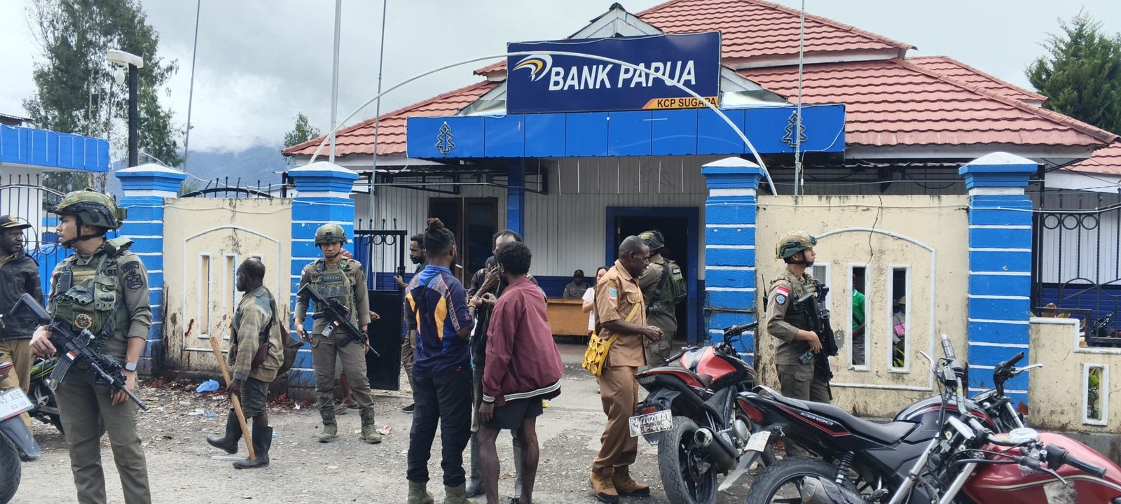 “Warga Sugapa Bisa Bernapas Lega” — Satgas Damai Cartenz Patroli Pasar hingga Bank Papua, Situasi Intan Jaya Dijaga Ketat