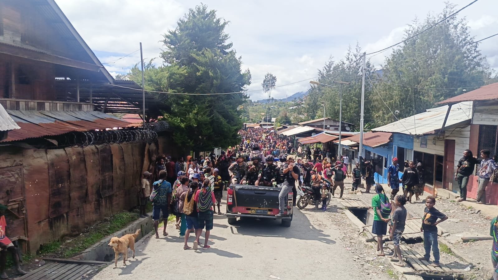 “Sugapa Dijaga Ketat! Aparat Gabungan Turun ke Jalan, Anak-anak Papua Ikut Disapa di Tengah Operasi Humanis”