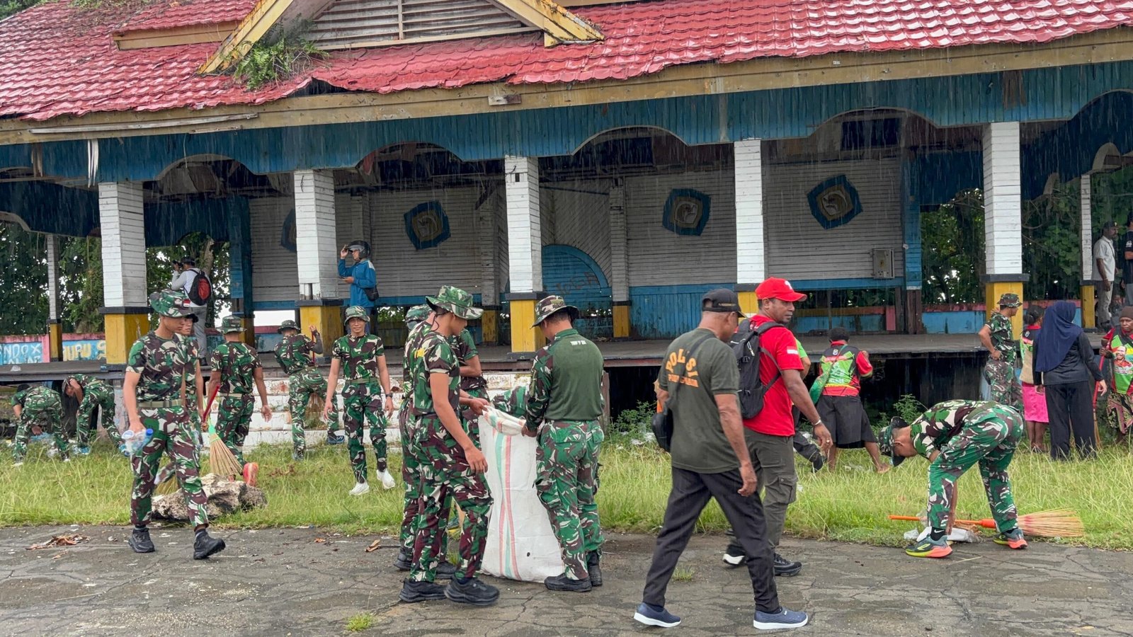 TNI-Polri dan Warga Turun Tangan, Pasar Oyehe Nabire Disulap Bersih dalam 3 Jam